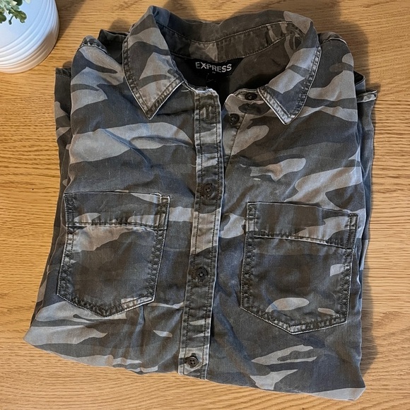 🏷️ 2/$20 Express Camo Button-down Tunic Shirt - Picture 3 of 4